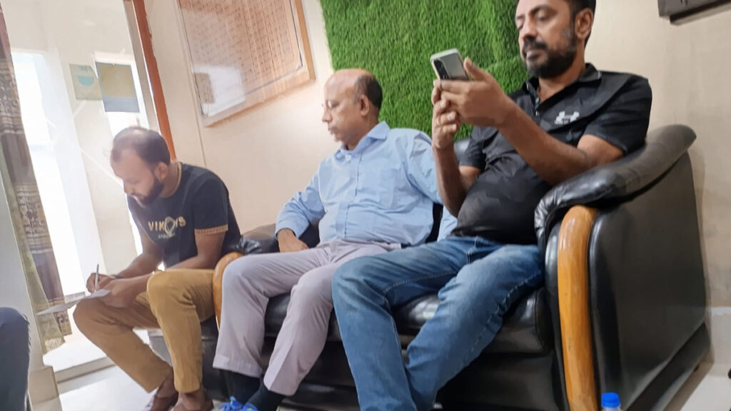 ভারতে পালানোর সময় সাবেক অতিরিক্ত অ্যাটর্নি ও আ. লীগ নেতাসহ আটক ৫