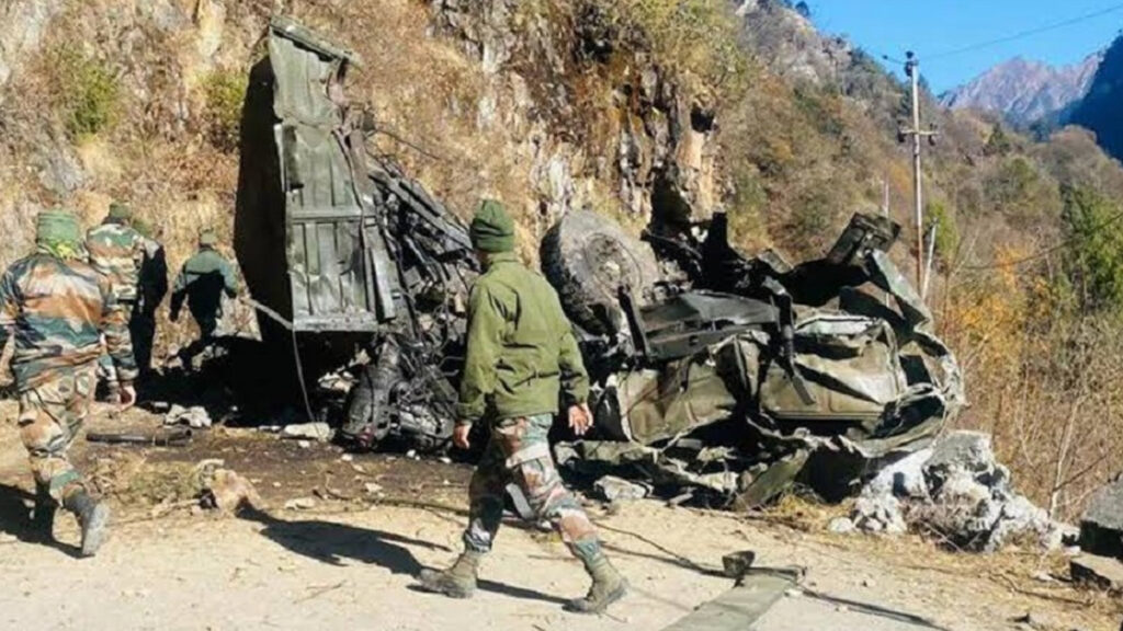 জম্মু-কাশ্মীরে ৩শ’ ফুট গভীর খাদে সেনাবাহিনীর ট্রাক পড়ে নিহত ৫