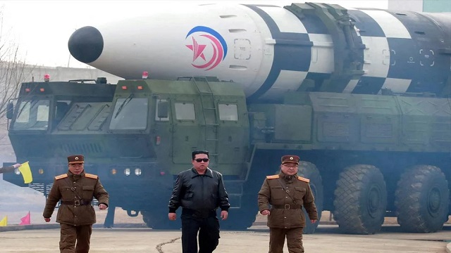 পারমাণবিক অস্ত্র ভাণ্ডার বাড়ানোর নির্দেশ কিমের