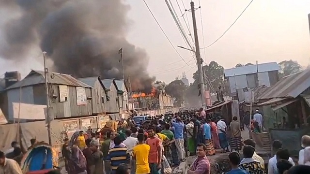 কড়াইল বস্তিতে আগুন, নিয়ন্ত্রণে ১০ ইউনিট