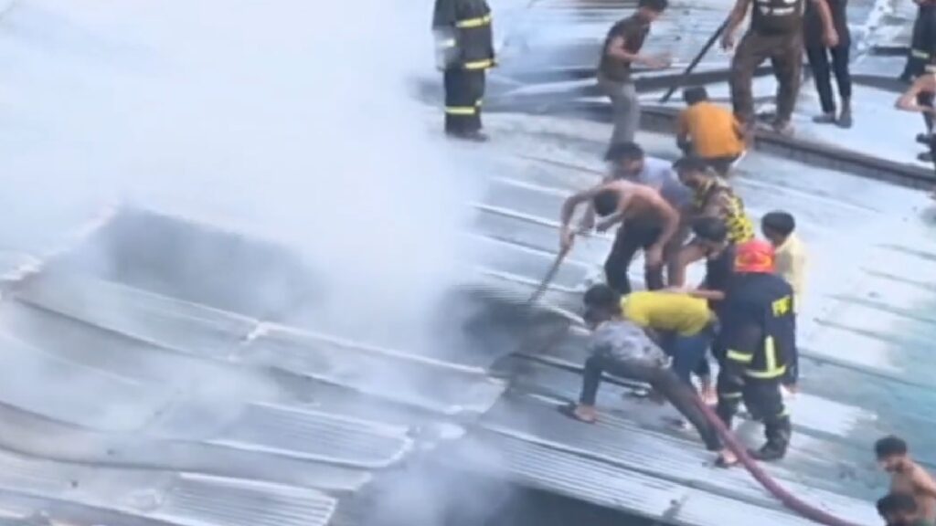 সাড়ে ৫ ঘণ্টা পর নিয়ন্ত্রণে মোহাম্মদপুর কৃষি মার্কেটের আগুন