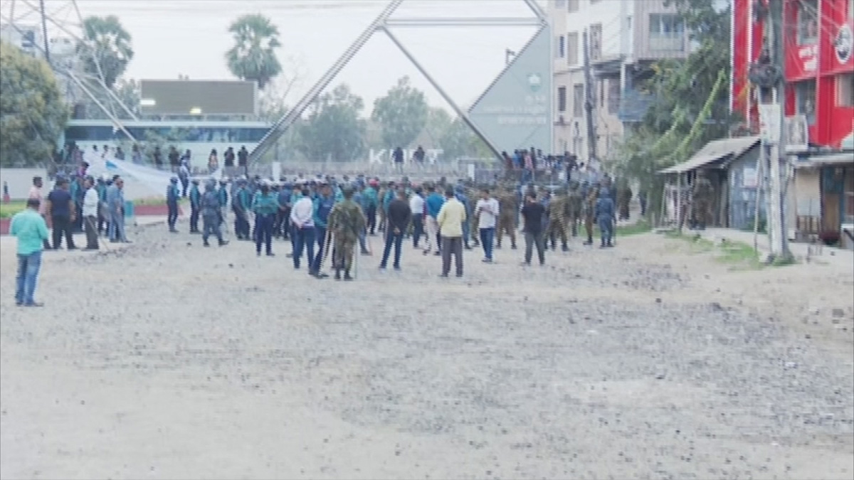 দুপুরের মধ্যে শিক্ষার্থীদের ৫ দাবি না মানলে কুয়েটে ক্লাস-পরীক্ষা বন্ধের ঘোষণা