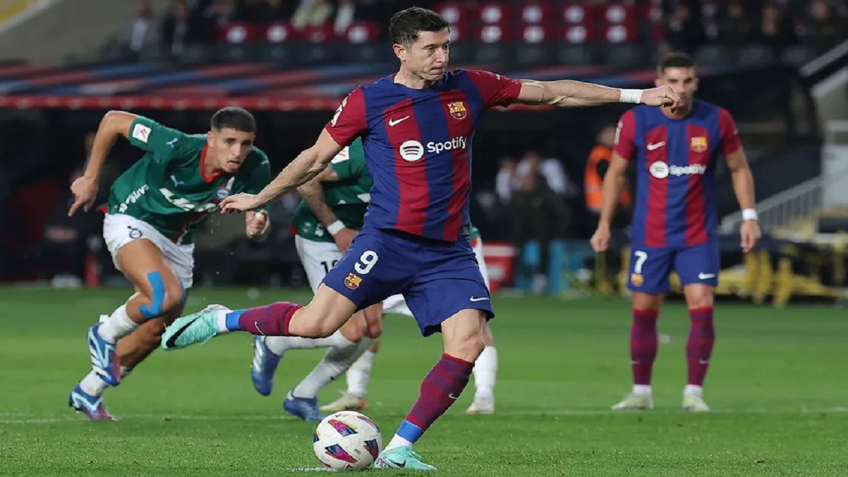 লেভানদোভস্কির জোড়া গোলে বার্সার জয়