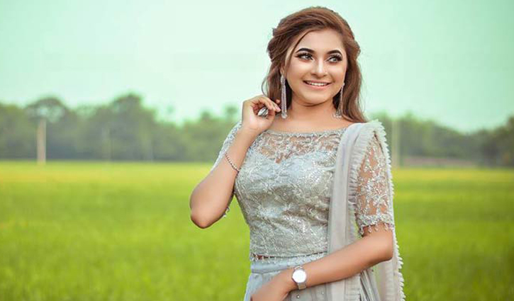 চুপিসারে বিয়ে সারলেন গায়িকা লিজা