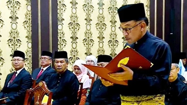 প্রধানমন্ত্রী হিসেবে শপথ নিলেন আনোয়ার ইব্রাহিম