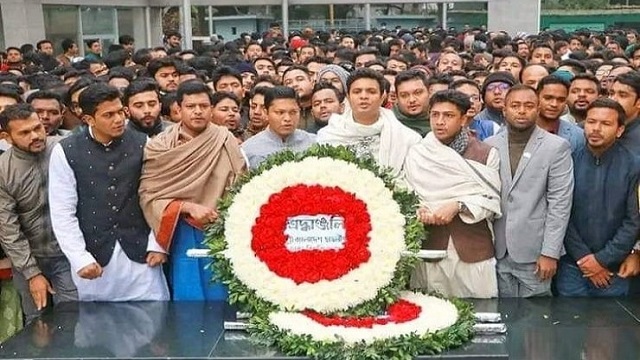 বঙ্গবন্ধুর প্রতিকৃতিতে শ্রদ্ধা জানিয়ে ছাত্রলীগের কর্মসূচি শুরু