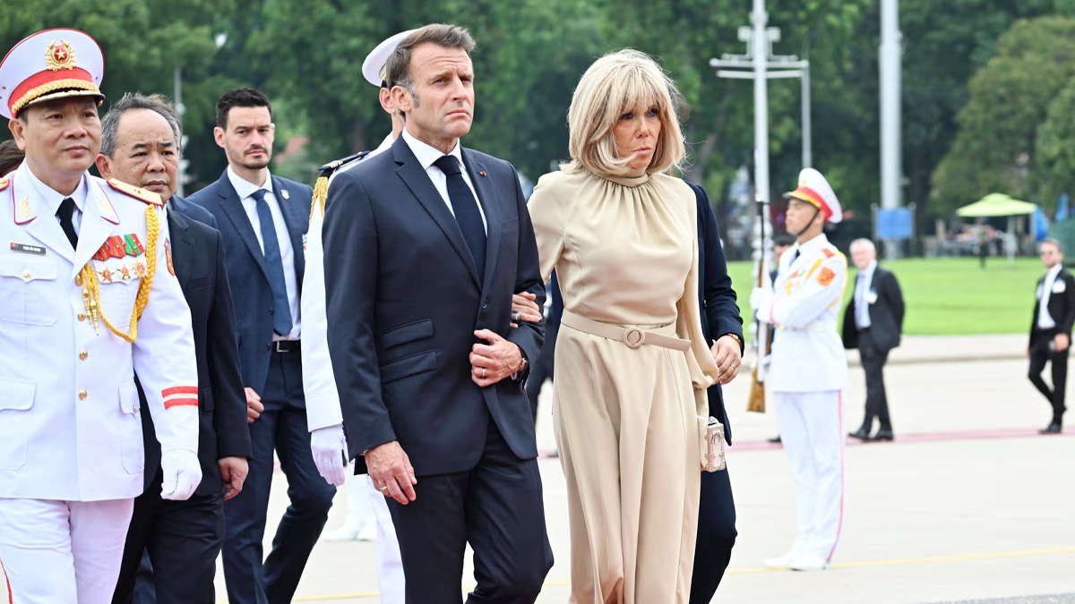 স্ত্রীর হাতে চড় খাওয়ার দৃশ্যের ব্যাখ্যা দিলেন ফরাসি প্রেসিডেন্ট