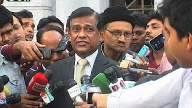 আমাকে কিল-ঘুষিসহ মারধর করেছে: সাবেক বিচারপতি মানিক