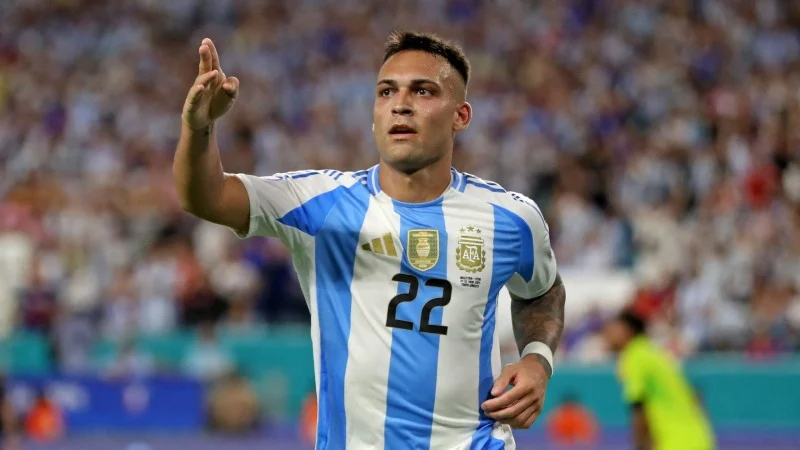 মার্টিনেজের জোড়া গোলে আর্জেন্টিনার জয়