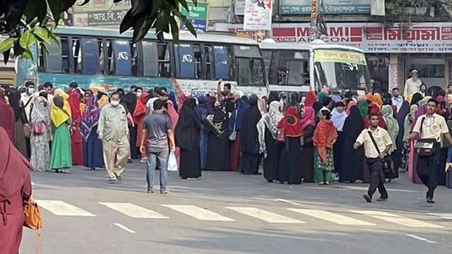 মতিঝিলে পোশাক শ্রমিকদের সড়ক অবরোধ, তীব্র যানজট