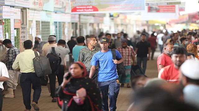 মঙ্গলবার ঢাকা ছেড়েছেন ১২ লাখ ২৮ হাজার সিম ব্যবহারকারী