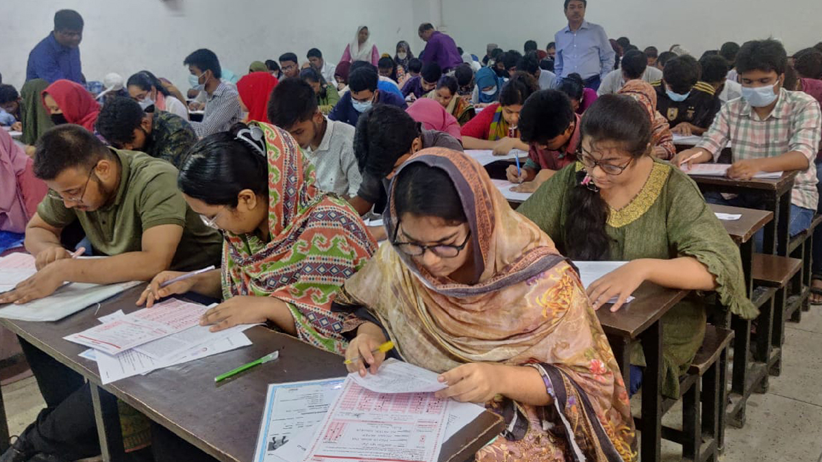 মেডিকেল ভর্তি পরীক্ষা শুরু: সরকারিতে প্রতি আসনে লড়ছেন ১৯ জন