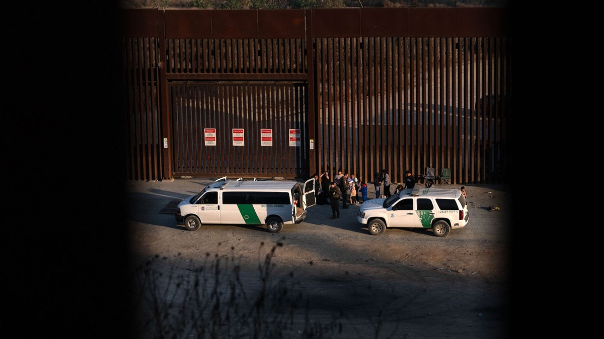 মেক্সিকো সীমান্তে জরুরি অবস্থা জারির ঘোষণা ট্রাম্পের