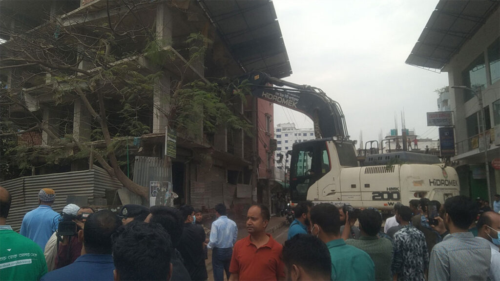 যারা খালে ময়লা ফেলে, তাদের মস্তিষ্কে ময়লা আছে: মেয়র আতিক