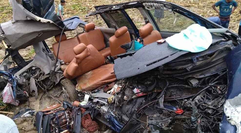 ট্রা‌ক-মাইক্রোবাস সংঘর্ষ: একই অফিসের ৩ কর্মকর্তাসহ নিহত ৪