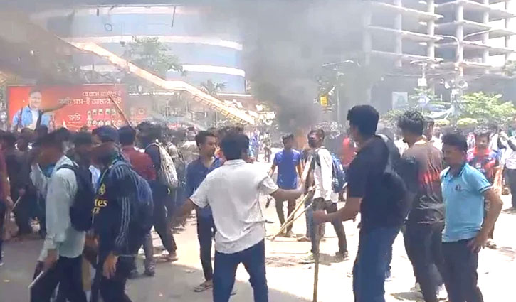 মিরপুর-১০ নম্বরে শিক্ষার্থীদের অবস্থান, পাল্টাপাল্টি ধাওয়া