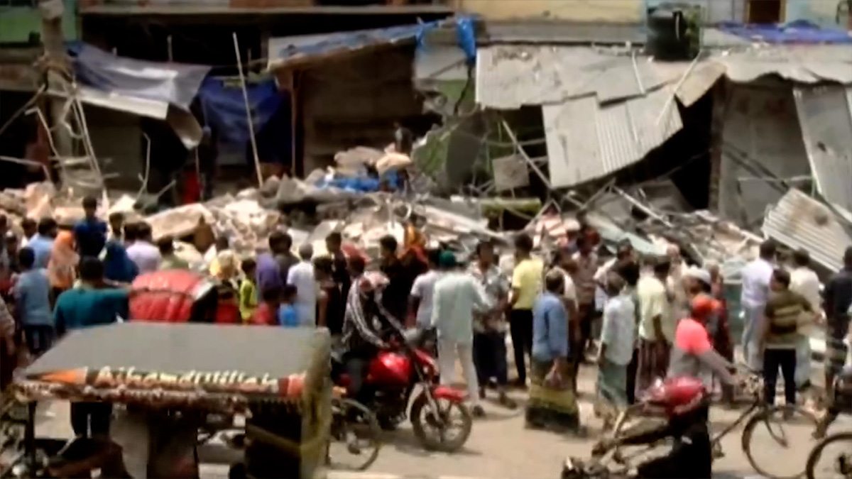 মিরপুরে অবৈধ স্থাপনা উচ্ছেদে অভিযান, দোকান মালিকদের বাধা