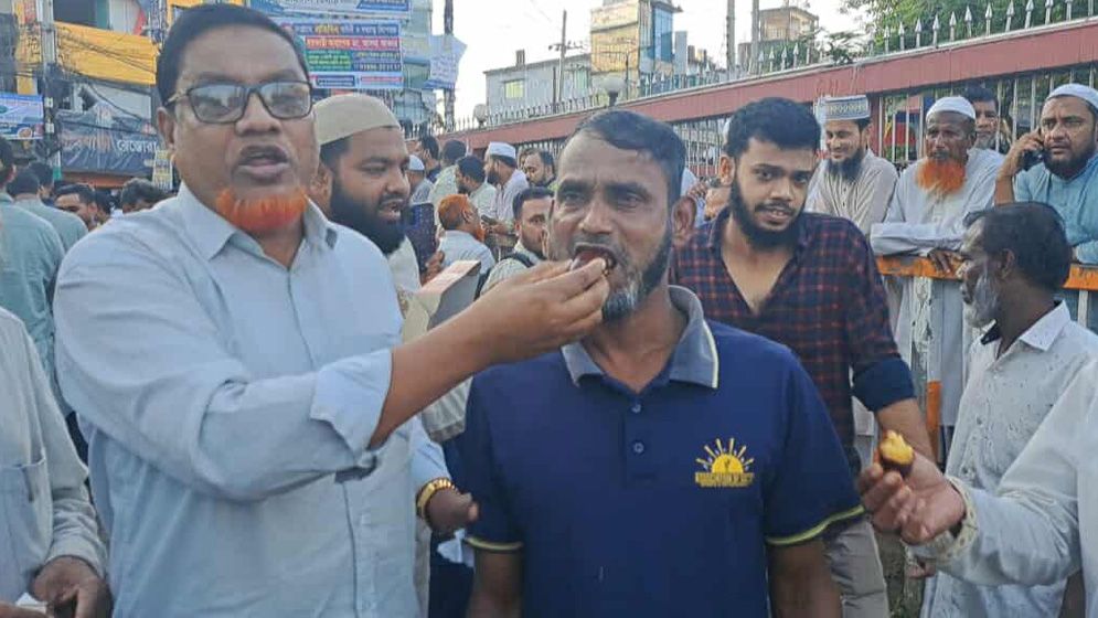 শেখ হাসিনার মৃত্যুদণ্ড, জেলায় জেলায় মিষ্টি বিতরণ ও আনন্দ মিছিল