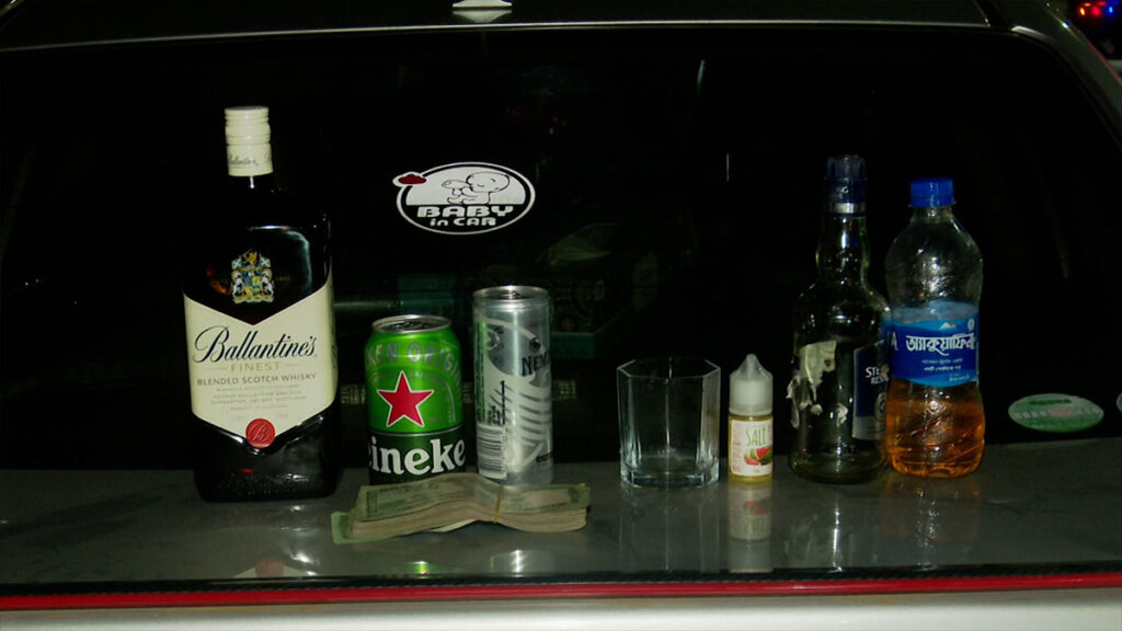 খিলক্ষেতে যৌথ বাহিনীর অভিযানে গাড়ি থেকে মাদকসহ নারী আটক