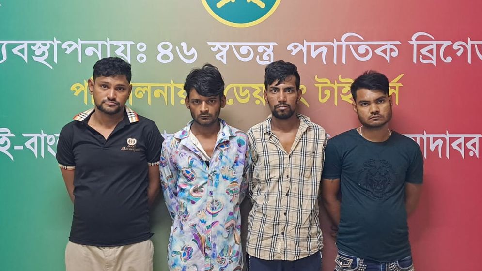 মোহাম্মাদপুরে যৌথ অভিযানে বিদেশি পিস্তল-মাদকসহ আটক ৪