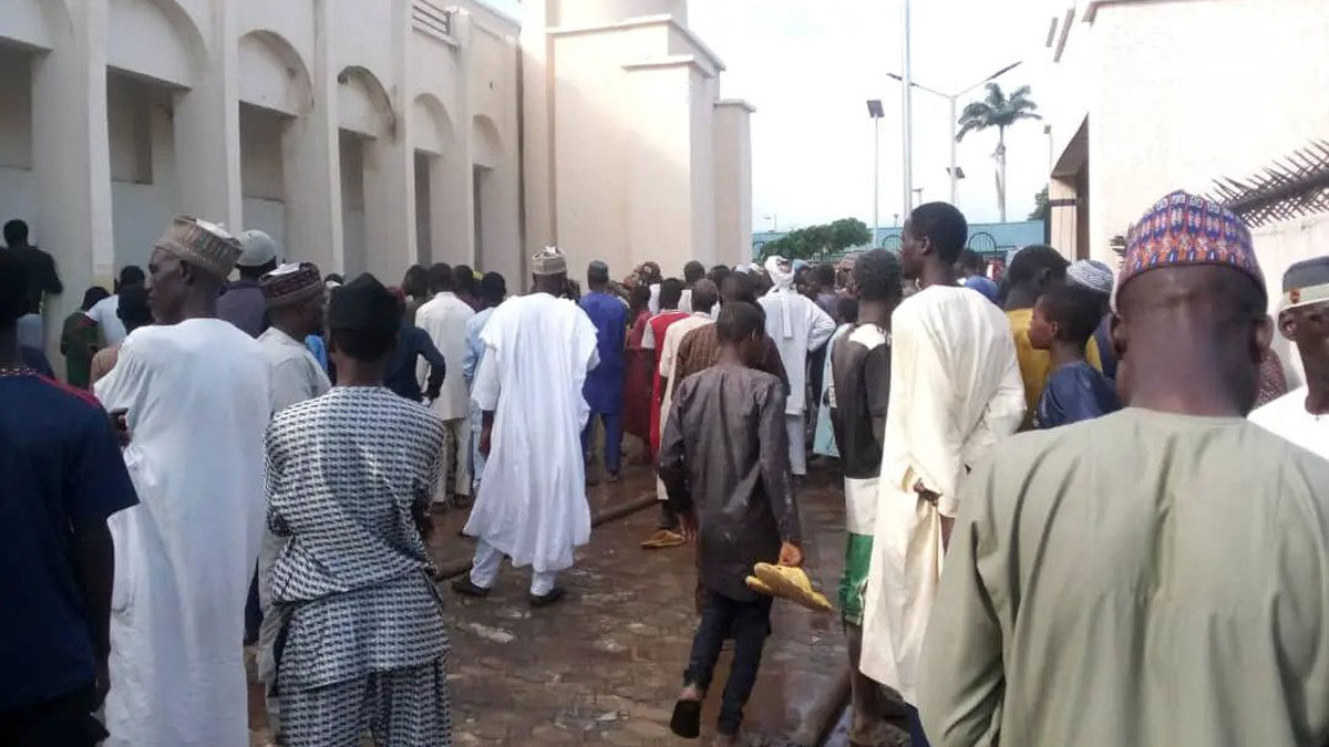 মসজিদের ছাদ ভেঙে পড়ে সাত মুসল্লির মৃত্যু