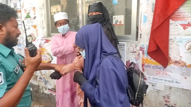 প্রেসক্লাবে গায়ে কেরোসিন ঢেলে আত্মহত্যার চেষ্টা মা-মেয়ের