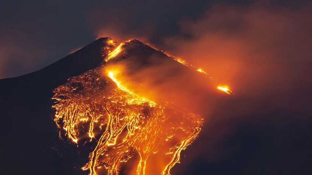 ফের জেগে উঠলো ইউরোপের সবচেয়ে সক্রিয় আগ্নেয়গিরি ‘মাউন্ট এটনা’, শুরু লাভা উদগীরণ