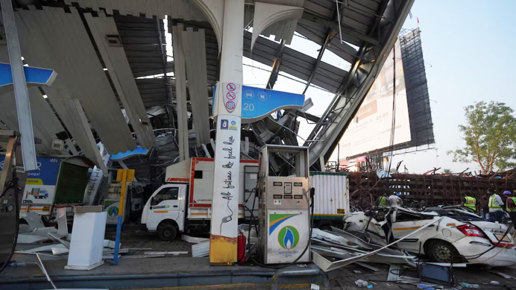 ভারতে বিলবোর্ড ভেঙে প্রাণ গেলো ১৪ জনের