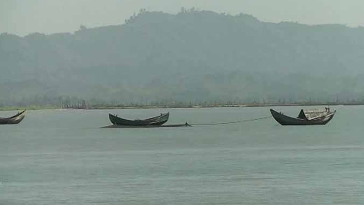 টেকনাফে নাফ নদী থেকে ট্রলারসহ চার জেলেকে ধরে নিয়ে গেছে আরাকান আর্মি