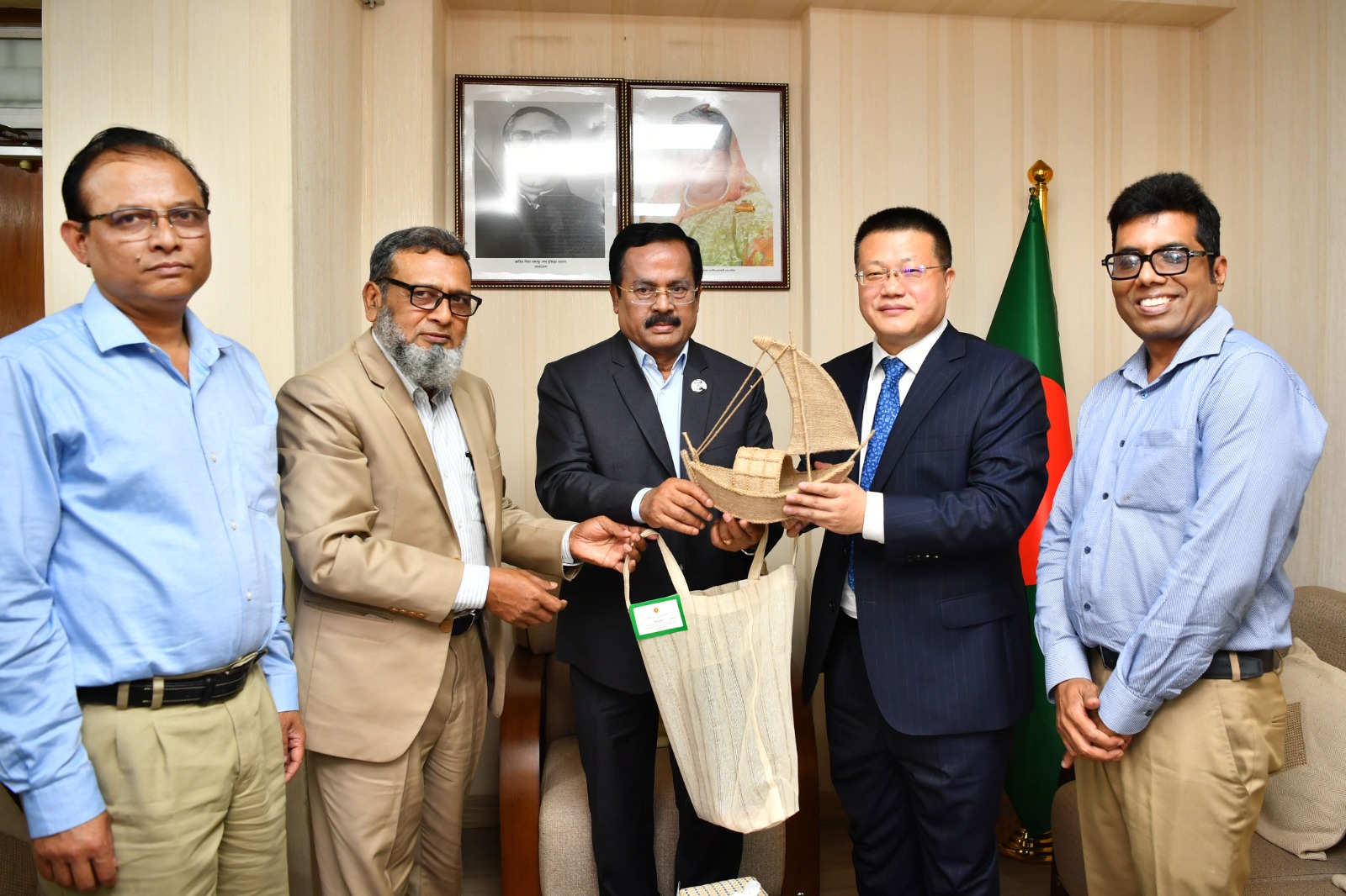 চীনের উদ্যোক্তাদের বস্ত্র ও পাট খাতে বিনিয়োগের আহবান বস্ত্র ও পাট মন্ত্রীর