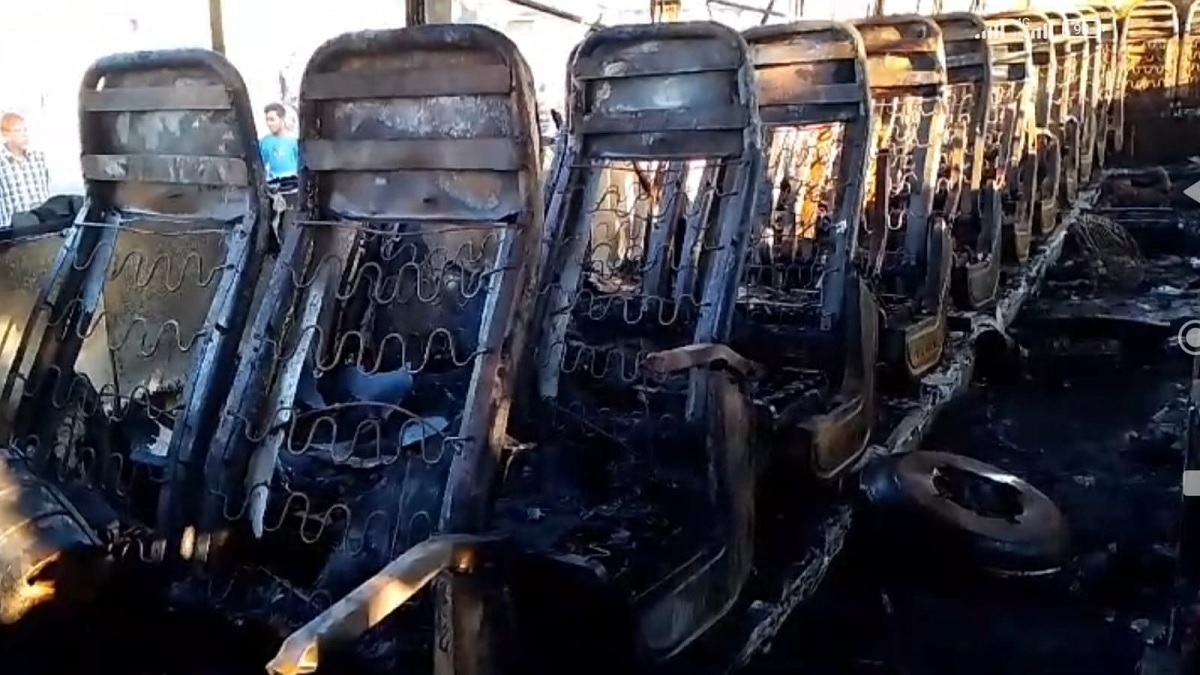 নাটোরে দাঁড়িয়ে থাকা বাসে দুর্বৃত্তদের আগুন