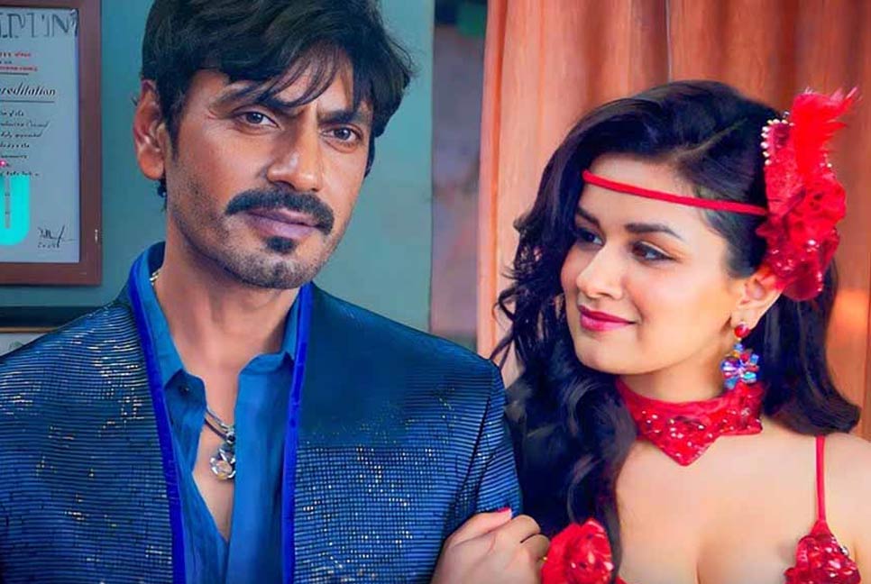 রোমান্স নিয়ে বিতর্কের পর তরুণ প্রজন্মকে অকেজো বললেন নওয়াজ