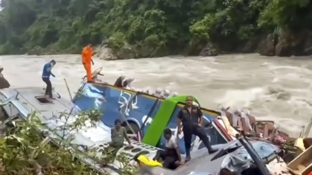 নেপালে ভারতীয় পর্যটকবাহী বাস খাদে পড়ে ১৪ জনের মৃত্যু