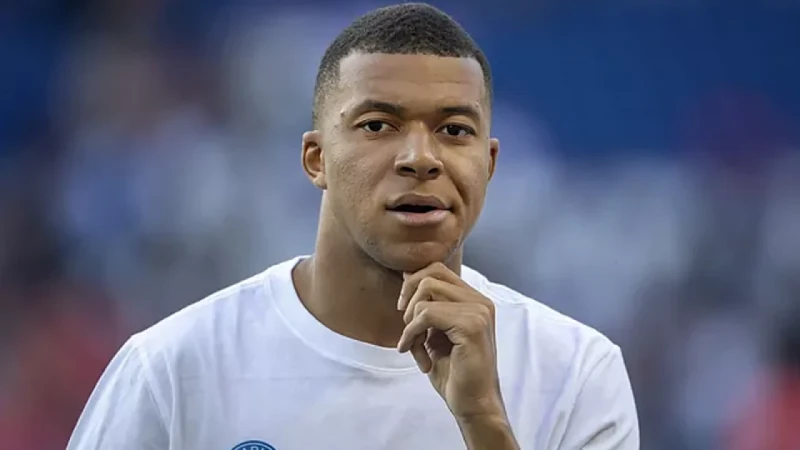 পিএসজি ছাড়ার ঘোষণা দিলেন এমবাপ্পে