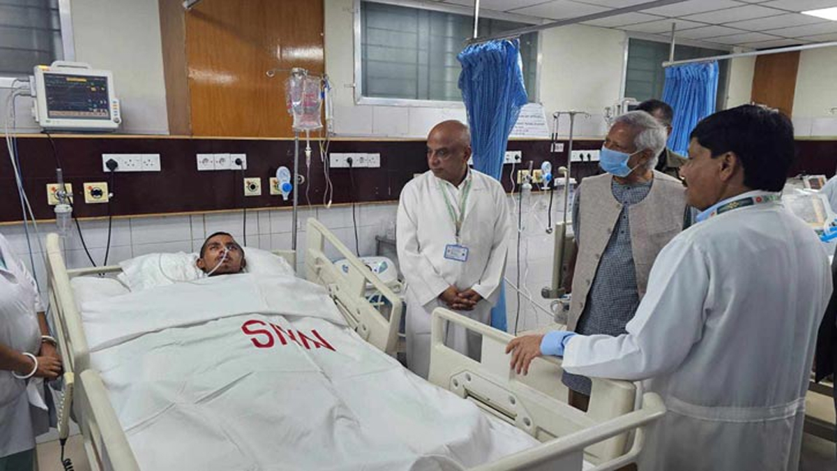 আহতদের দেখতে নিউরোসায়েন্স হাসপাতাল পরিদর্শন করলেন প্রধান উপদেষ্টা