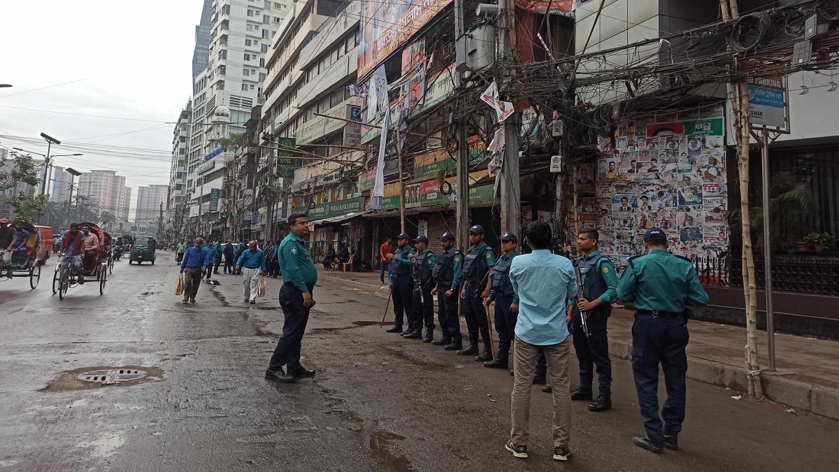 ৪৮ ঘণ্টার অবরোধের দ্বিতীয় দিনে আরও থমথমে ঢাকা