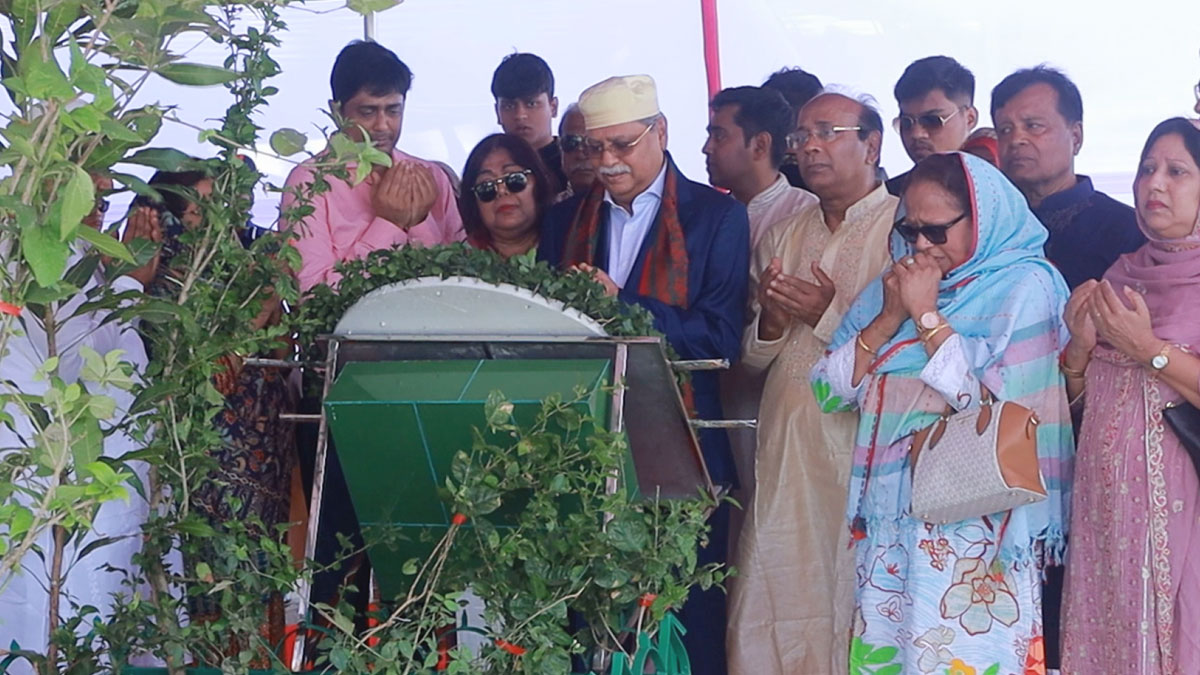 বাবা-মায়ের কবর জিয়ারত করলেন রাষ্ট্রপতি