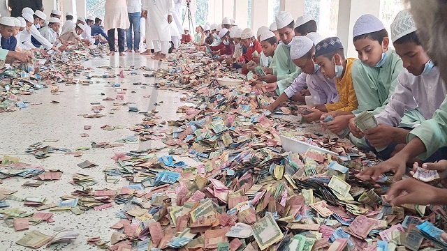 পাগলা মসজিদের দানবাক্সে মিলল ১৯ বস্তা টাকা