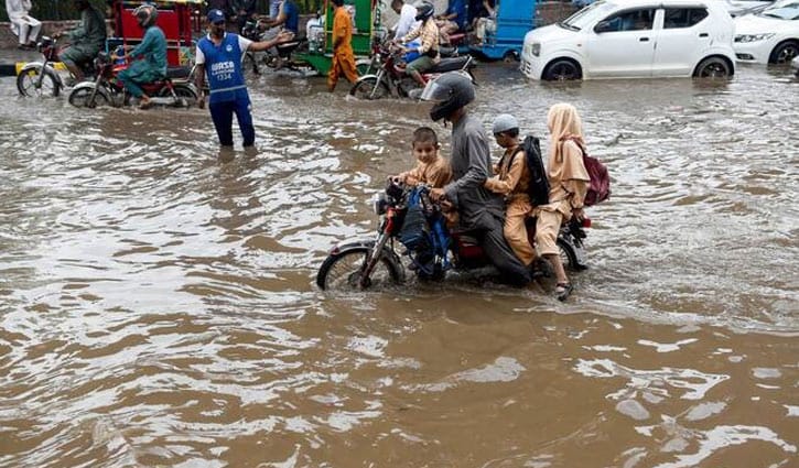 পাকিস্তানে বৃষ্টি ও বন্যায় ১১১ জনের প্রাণহানি