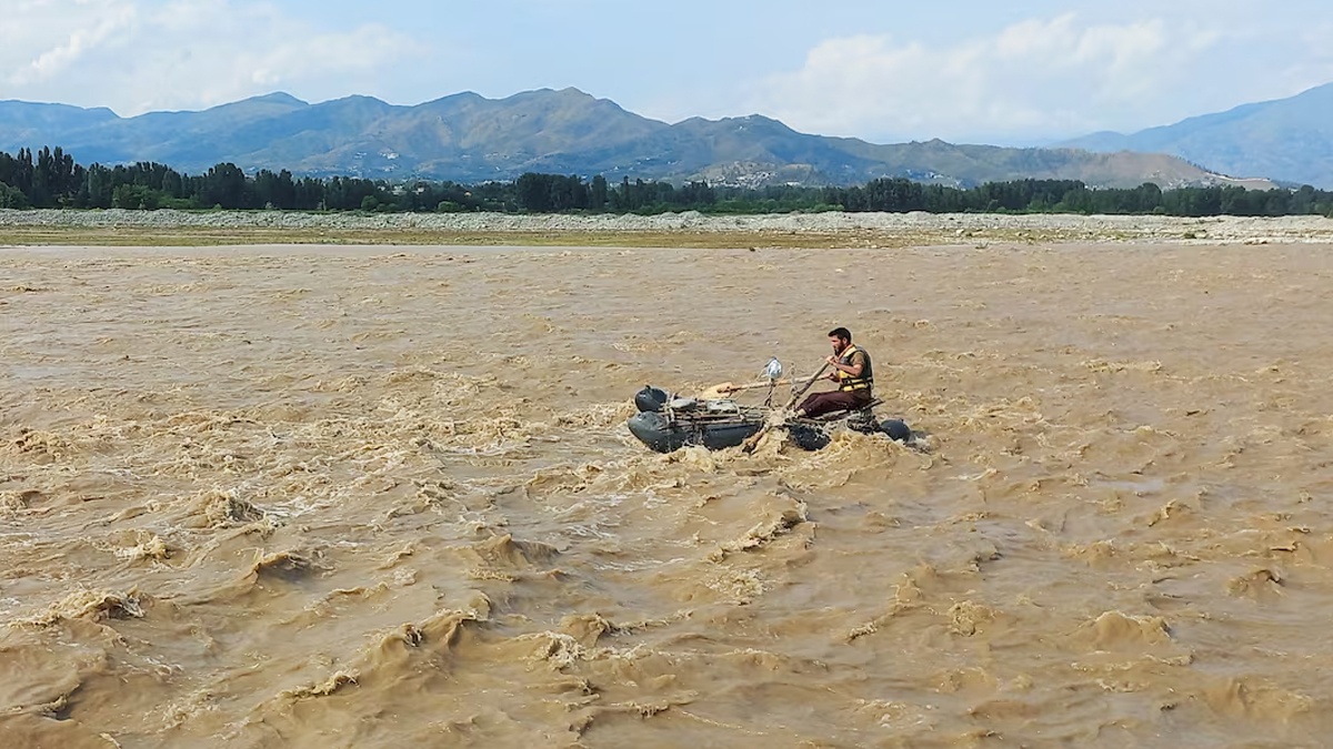 পাকিস্তানে শিশুকে বাঁচাতে গিয়ে একই পরিবারের ১১ জনের প্রাণহানি, ৯ মরদেহ উদ্ধার