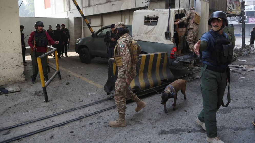 পাকিস্তানে এফসি সদর দফতরে আত্মঘাতী হামলা, নিহত ৩