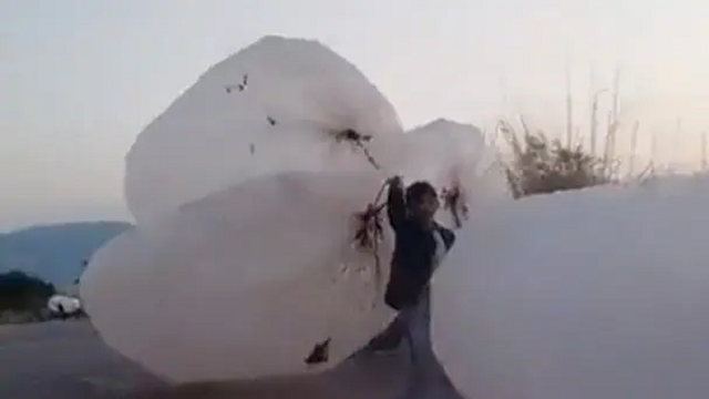 প্লাস্টিক ব্যাগে রান্নার গ্যাস কিনছেন পাকিস্তানিরা