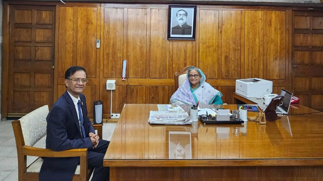প্রধানমন্ত্রীর সঙ্গে বিটিআরসি চেয়ারম্যানের সৌজন্য সাক্ষাৎ