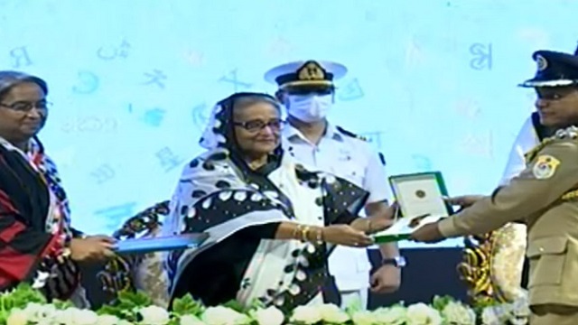 মাতৃভাষা পদক গ্রহণ করলেন তিন ব্যক্তি ও এক প্রতিষ্ঠান