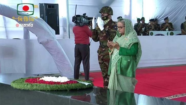 বঙ্গবন্ধুর প্রতিকৃতিতে প্রধানমন্ত্রীর শ্রদ্ধা