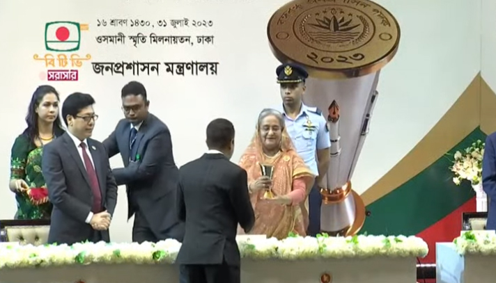 বঙ্গবন্ধু জনপ্রশাসন পদক পেলেন ২৮ কর্মকর্তা ও ২ দপ্তর