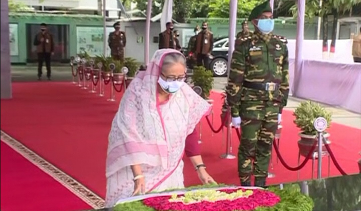 বঙ্গবন্ধুর প্রতিকৃতিতে প্রধানমন্ত্রীর শ্রদ্ধা