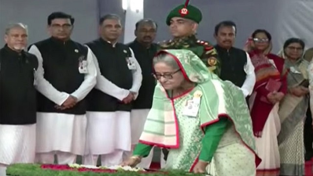 বঙ্গবন্ধুর প্রতিকৃতিতে প্রধানমন্ত্রীর শ্রদ্ধা