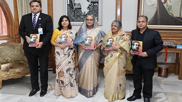 বঙ্গবন্ধুকে নিয়ে লেখা দুরন্ত বিপ্লবের বইয়ের মোড়ক উন্মোচন