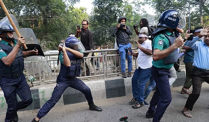 শিক্ষকদের সমাবেশে লাঠিচার্জ ও সাউন্ড গ্রেনেড নিক্ষেপের ব্যাখ্যা দিলো ডিএমপি